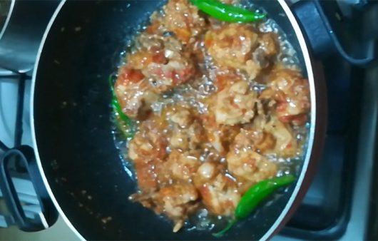 Chicken Shinwari Karahi main