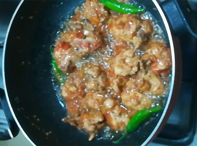 Chicken Shinwari Karahi main